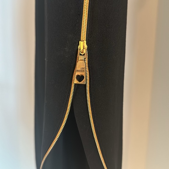 Love Moschino, made in Europe black a symmetrical dress with gold zipper detail - Picture 4 of 5